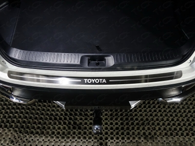 Накладка на задний бампер шлифованный лист надписьToyota ТСС для Toyota Highlander 2017-2020