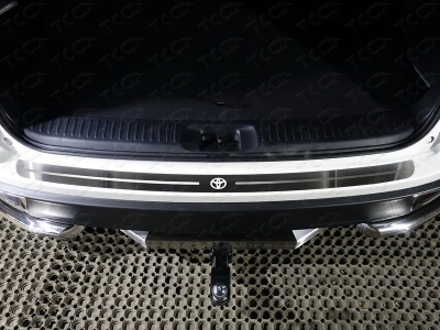 Накладка на задний бампер шлифованный лист логотип Toyota ТСС для Toyota Highlander 2017-2020